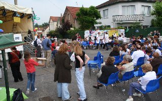 La foule acclame chaleureusement les laurats