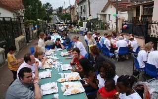 Traditionnel repas dans la rue