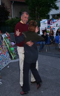 Quelques couples de valseurs  la tombe de la nuit